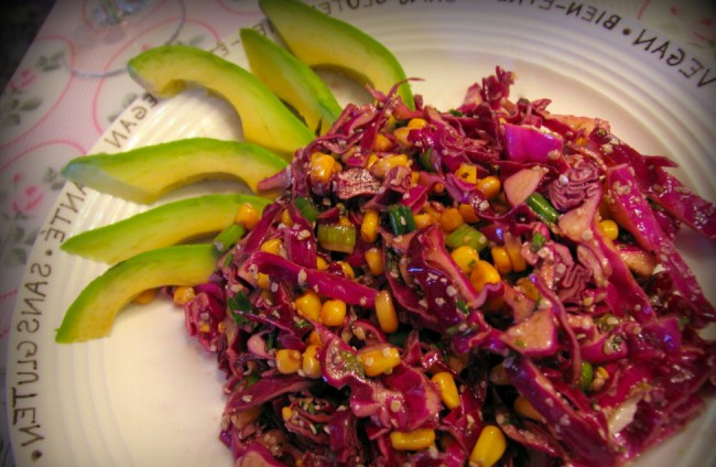 Recette de salade de chou rouge, maïs et chanvre au balsamique